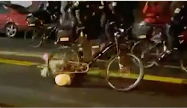 警察骑脚车辗压倒地示威者脖子的惊人一幕。