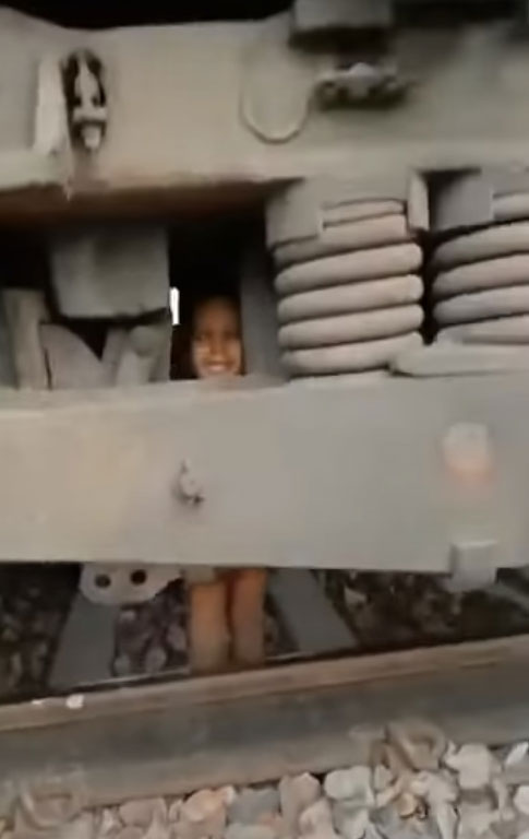 2岁男童困在火车轮之间，吓得大哭。