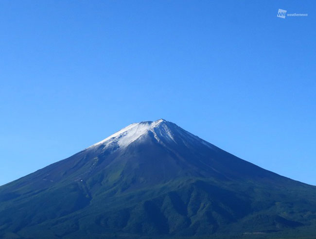 日本最高峰富士山，在周一观测到今年的“初冠雪”。（互联网）