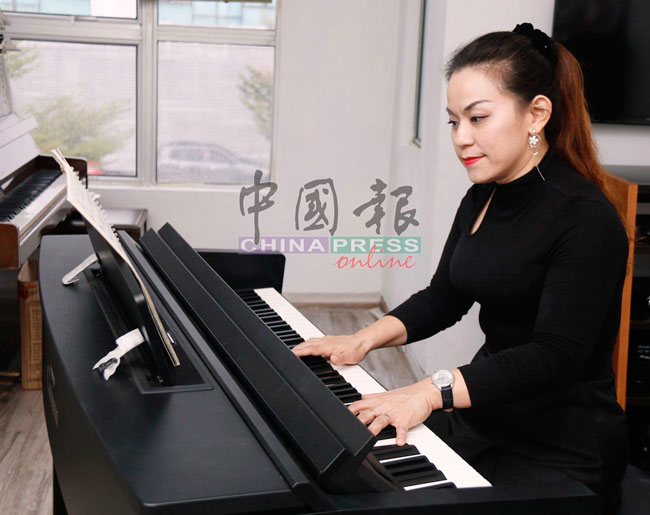 黄美玲在这台电子琴，谱出“圆月圆”这首正能量的歌曲。