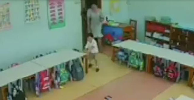 图中的男童遭普萝普朗粗暴拉进课室。