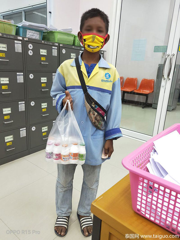 13岁童卖牛奶 养活外婆和残疾弟