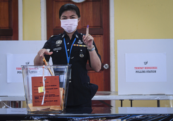 沙巴警员在投票站，投出神圣一票。
