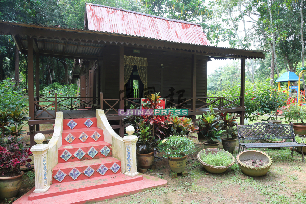 千花园有迷你版马来传统高脚屋模型，让大城市的人了解马来传统屋的结构。
