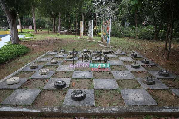 花园中设有巨型西洋棋供公众体验，惟相信缺乏清理，显得有些肮脏。