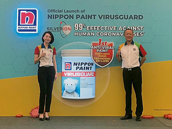 拿汀王明莉（左）及姚成兴为Nippon Paint VirusGuard主持推介仪式。