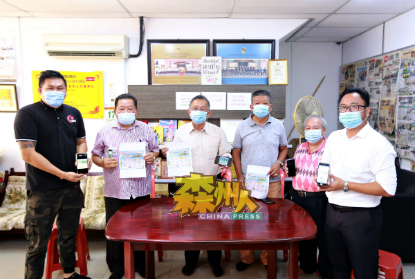 88罗白早市本周六起展开有买有送大促销;左起为周佳科、李中永、周世扬、蔡财明、尤光兴和吴勇汉。