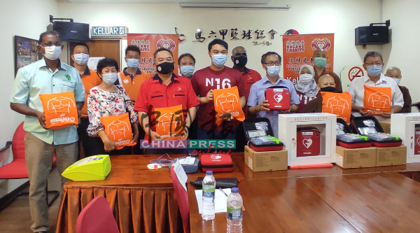 峇樟慈善基金赠送每个受惠团体一个C惹拔人偶，以供练习心肺复苏术。