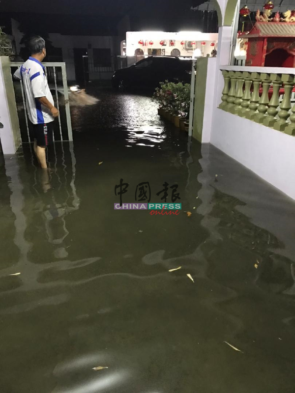 迪沙鲁容花园的居民经常饱受水灾的困扰，大雨的时候，就睡不安宁，担心住家淹水。