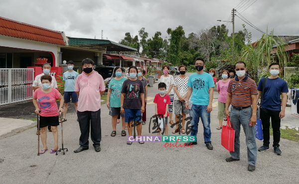 家里遭水劫的居民申请水灾援助金不成功，向杨胜利（前排左2）反映不满。