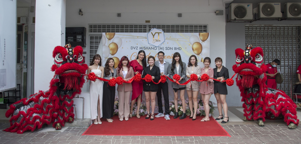 YT Team伙伴们一起庆祝新总部的开张庆典。
