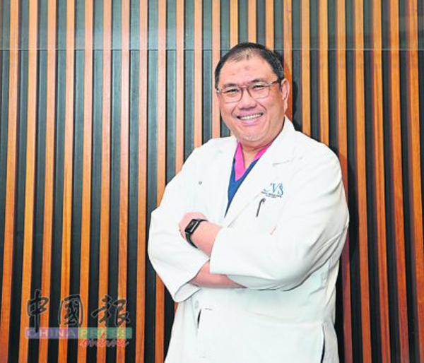 吉隆坡心脏和脉管中心（Cardiac Vascular Sentral Kuala Lumpur，简称CVSKL）心脏内科医生兼心脏电生理学专科医生拿督拉查理（Datuk Dr. Razali Omar）认为，民众应该重视心房颤动的危险性，及时诊断并正确治疗，以预防中风、心脏衰竭等严重并发症，降低死亡风险。
