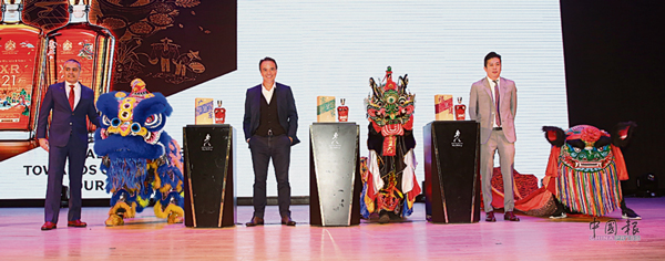 （左起）马来西亚Moet Hennessy Diageo市场总经理Rajesh Joshi、董事总经理Thomas Bouleuc和消费者总经理Jason Cheah与代表着三大籍贯文化的舞狮、麒麟和貔貅一起在推介礼上合照。