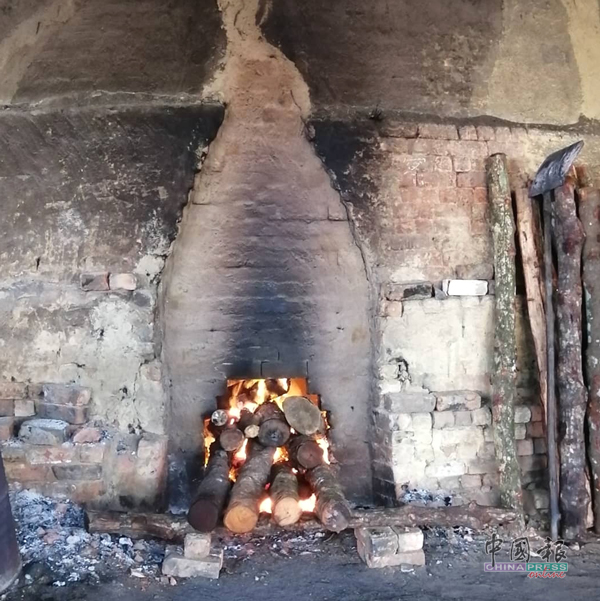 炭并非直接用火烧成，而是利用窑火与热气将木材的水蒸气蒸发而成。红树木被砍伐下来后，工人得先尽快把树干剥皮，接着以直立方式摆进窑里，然后起火熏木材。全程大约一个月。