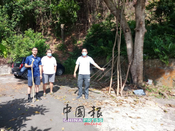 登山者经常将车辆泊在住家后巷，造成居民进出不方便。左起为李翰霖、赵锦源和叶汉良。