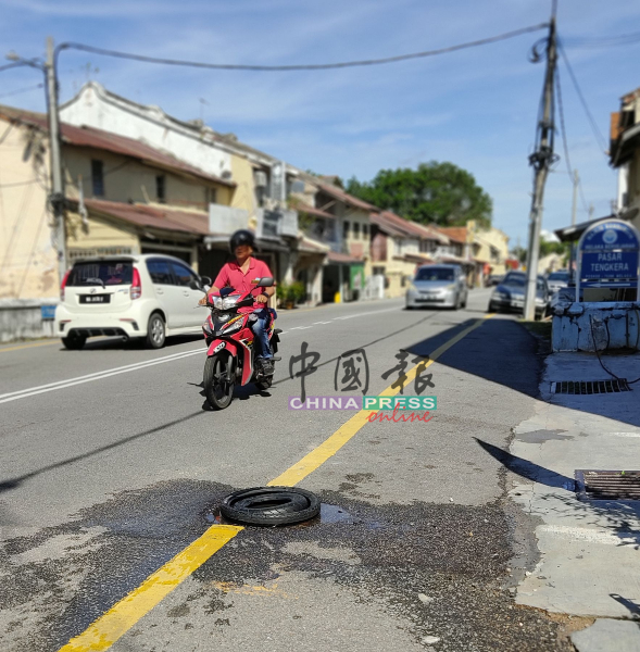 路洞越破越大，危及公路使用者，尤其摩哆骑士。