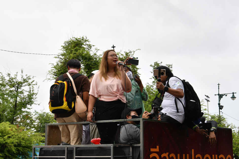 “法政与游行联合阵线”领袖之一帕努莎亚周六在法政大学校区内，拿着扩音器与在场民众讲话。（法新社）