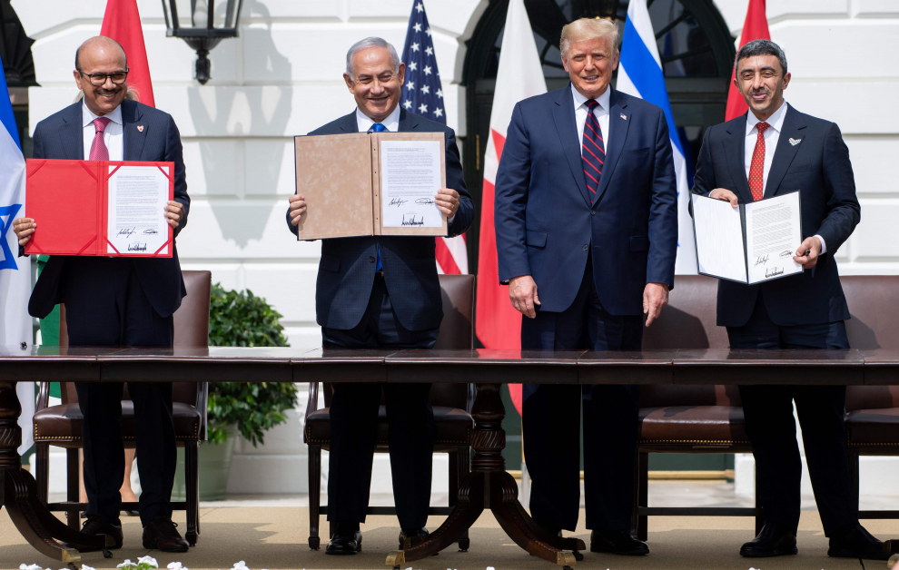 左起为巴林外长萨亚尼、以色列总理尼丹亚胡、特朗普和阿联酋外长阿布杜拉。