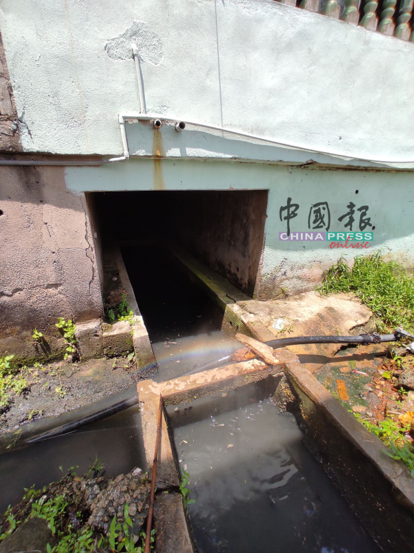 遭铺盖的排洪沟，仅剩狭窄的地下沟，因长达120公尺，清洁工人也不敢入内清理。