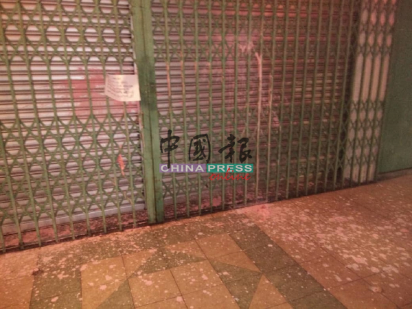 摩哆店在8月21日凌晨，被大耳窿上门泼漆。