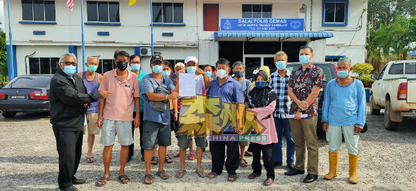 大约20多名来自金马士的小园主,由于对现状感到不满,周五一同前往金马士警局报案,希望通过警方介入此事调查。