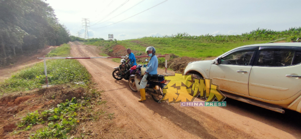 地主在私人路段设立栏杆,不少园主在准备进入芭场时,才发现无路可进。