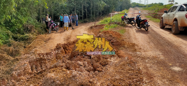 其他园主在面临无路可进的情况之下,只好启用泥机车挖掘新路段,不料也遭该地主阻止,指他们在没有获得土地局允许下非法开拓道路。