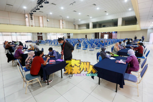 首日于芙蓉市政局礼堂展开的普查员面试活动,现场反应似乎不怎么踊跃。