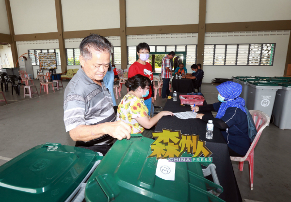 郑进蕊(左3)巡视村民更换垃圾桶的进度;左是李光兴。