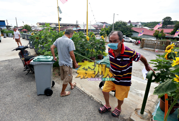 村民按时拖着破损的垃圾桶到民众会堂更换。