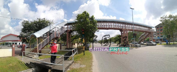 衔接峇章华小及安妮卡组屋的人行天桥，已年久失修。