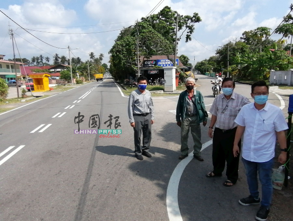 蔡求伟（右起）、戴佛淞、连南金及林千宏实地了解，三岔路口的交通情况。