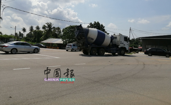 武吉南眉工业区十字路口危险，四面八方的车辆行驶至路口，经常上演争道情况。