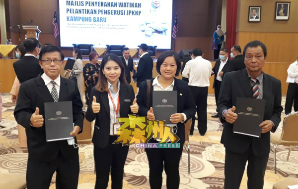 潘宥磬(左者)正式担任联邦村长一职,由于仁保县尚未有新村发展官,暂由陈璇玮(左2)代替向中央申请拨款。