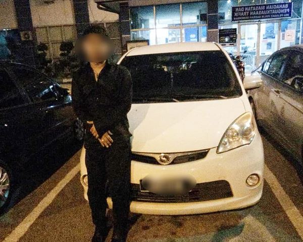 醉驾的司机被扣返警局展开第二轮酒精含量测试。