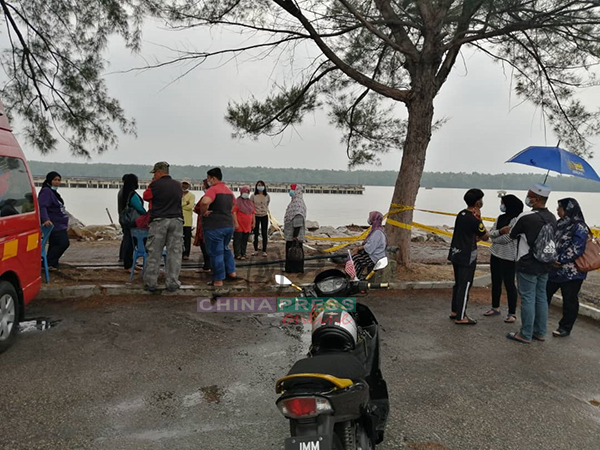 死者家属周一早上在麻坡海事局前焦急观望，等待搜救行动捎来的消息。 