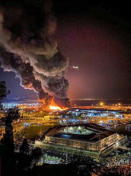 意大利安科纳港口大爆炸，火焰蘑菇云冲天。