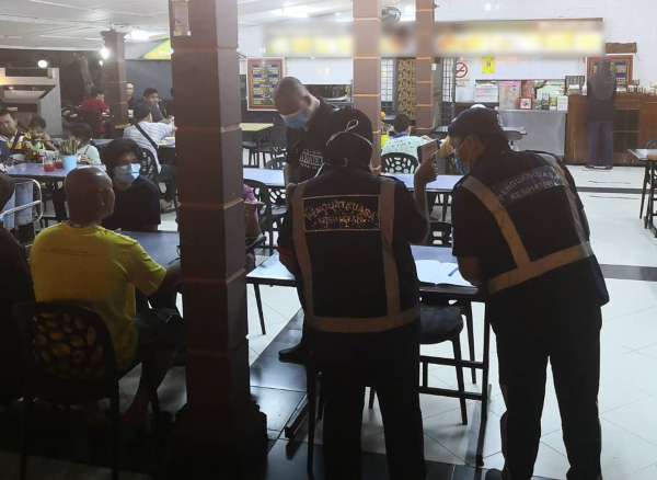 执法人员也到马六甲拉也饮食商店展开取缔行动。