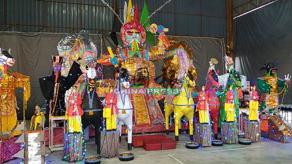 大士爷开光后,金身闪闪发光,在夜间非常突出。