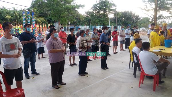 郑振胜(前排左2起)、陈亚明、陈丽群及该会名誉顾问、炉主、头家与善信每人手持清香进行膜拜。