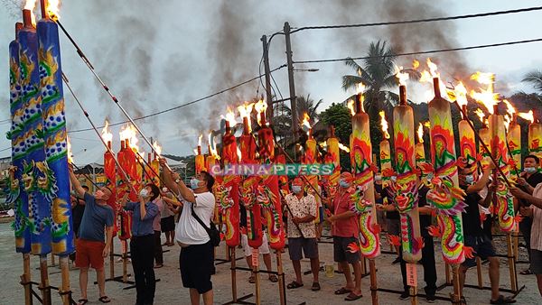 该会名誉顾问、炉主、头家、赞助人,一起在礼堂外燃香,希望为本区堿居民带来平安、健康。