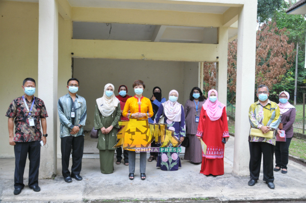 陈丽群(前排左4)联同森卫生局、公共工程局及福利局官员巡视“心智健康之家”的地点。