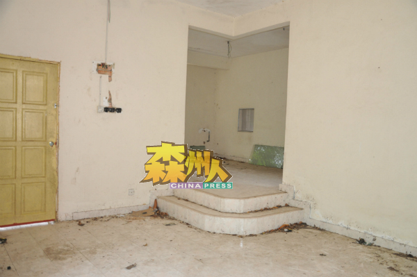 空置单位的电供插座及多处门窗已被拆除。