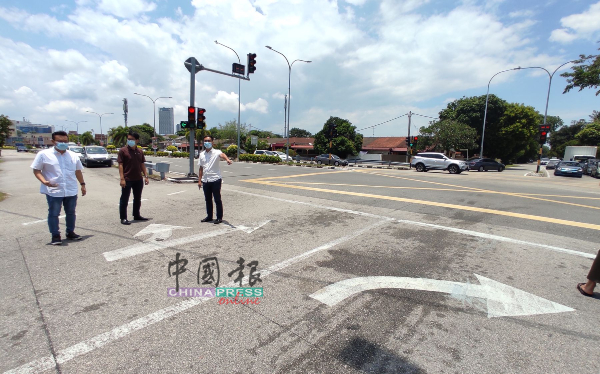 李翰霖（右起）、陈炜建及蔡求伟将依据居民的建议，向市政厅反映将左车道的指示标线改为只供左转，右车道则可直驶或右转。