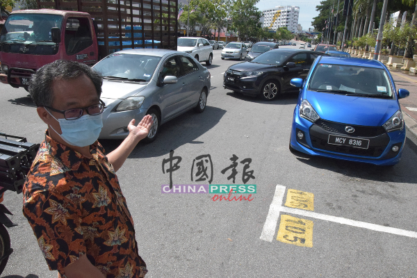 刘志良看着泊在红绿灯前的车辆，不轮是要泊车或时离开泊车格，都面对困难。
