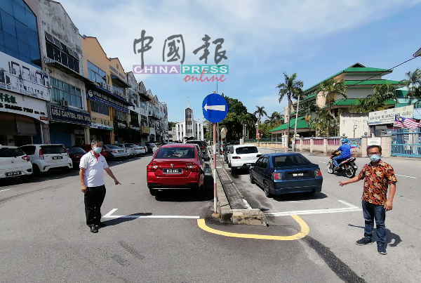 刘志良（右）及陈劲源认为陈齐贤路及斯里姑务大厦前的两个泊车格，设在路口，极为危险。