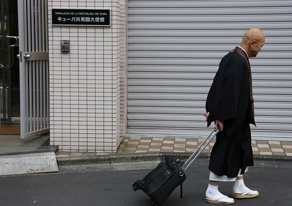 部分日本和尚因收入大减开始寻求兼职。