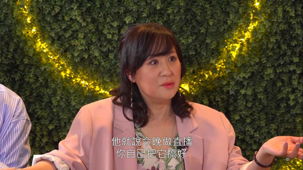 江欣燕说当年做《EYT》时，每天都要与吴君如斗快去到尖沙咀拿赞助衣服，还说因为公司提供的衣服很丑。