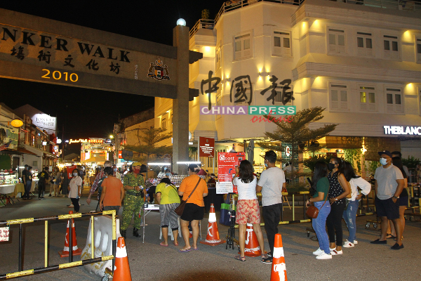 入夜后，越来越多民众及游客到访鸡场街文化坊夜市。