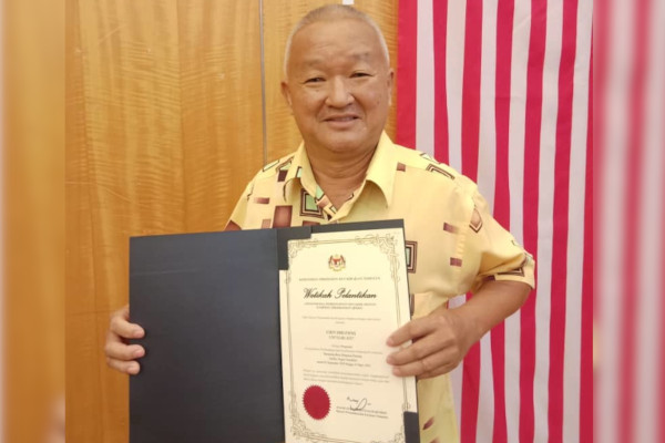 陈史芳接领联邦村长委任状。